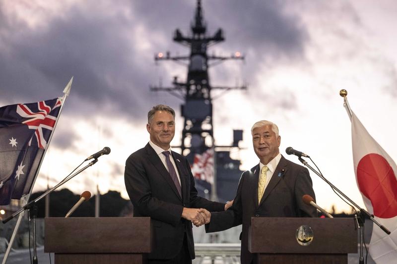 日本防卫大臣小泉进次郎动作不断。22日他出席了海上自卫队“最上”级护卫舰的命名和