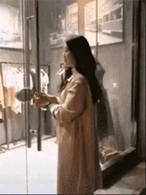 美女走进去的店，应该是家夜店，更是一家黑店。