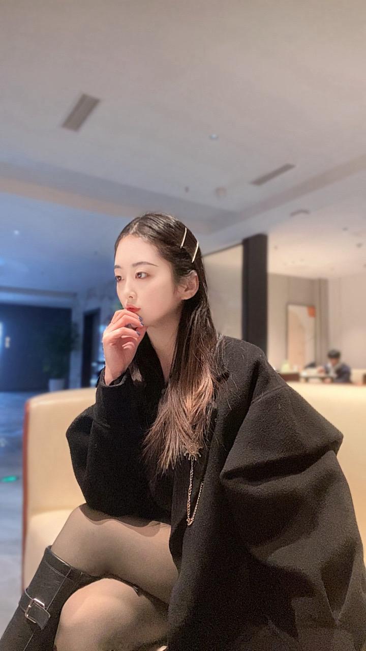 为了以后拍婚纱照好看，我努力减肥，再瘦四斤就可以收手了😂