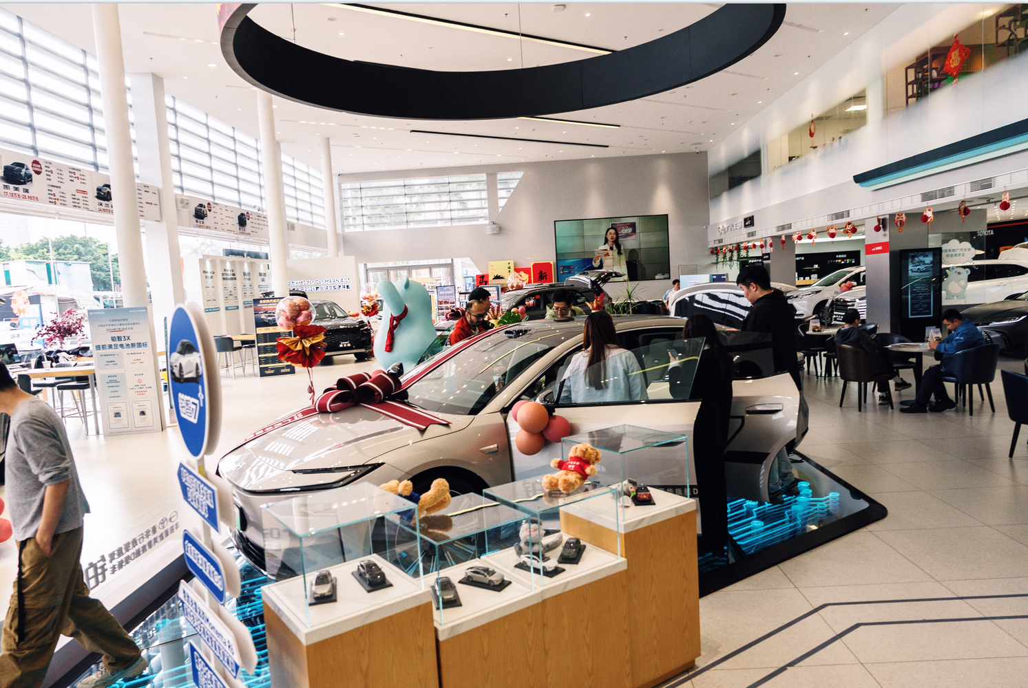 小米官微预祝铂智7上市成功今天小米新一代SU7正式上市，本来新车发布总是自带热度