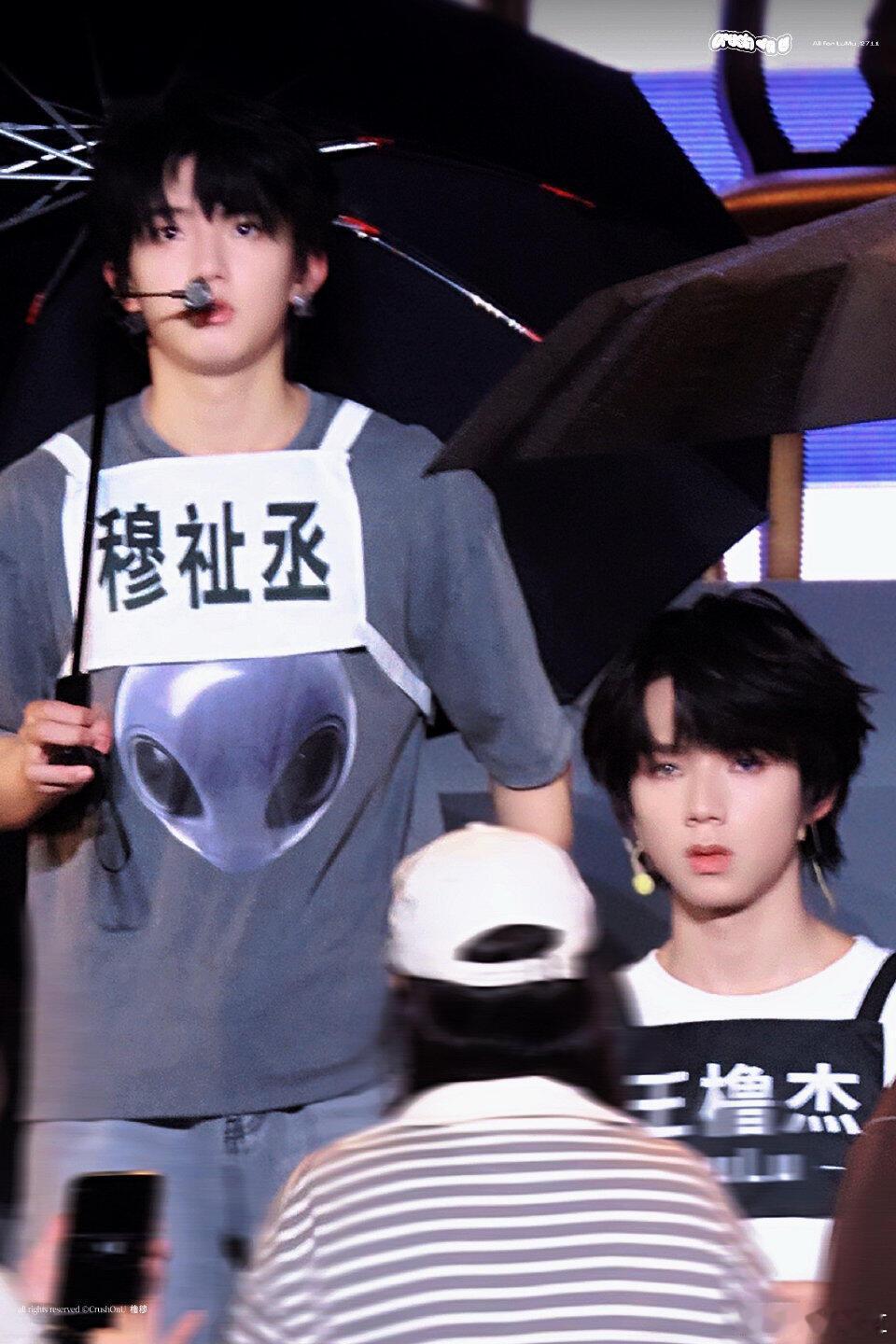 橹穆双人新音彩排 双人舞台筹备ing！认真抠动作的样子太戳心，期待他们把彩排的汗