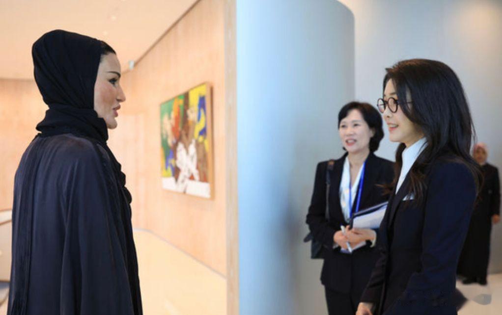 韩国夫人同框卡塔尔太后，穿西装戴眼镜显嫩不少，气场却差一大截
韩国第一夫人金建希
