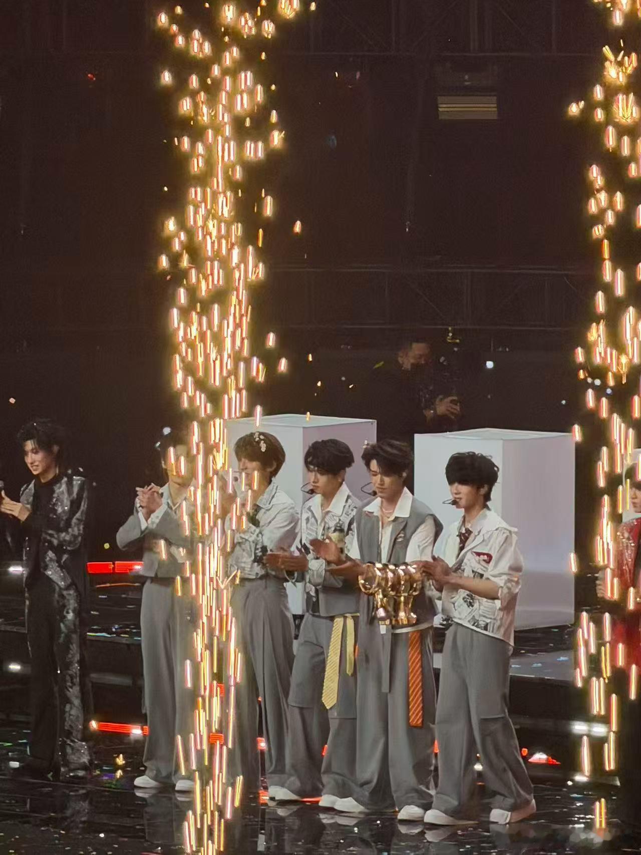 张极把奖杯串手上 简单一个小动作，可爱值拉满，团宠的魅力真的很直观 