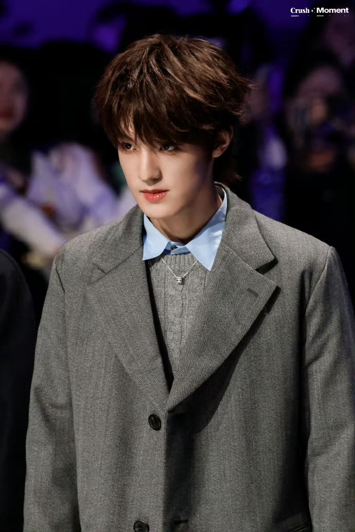 张泽禹红毯怼脸生图 红毯怼脸拍堪称颜值试金石。张泽禹这组生图绝了，精致五官在镜头