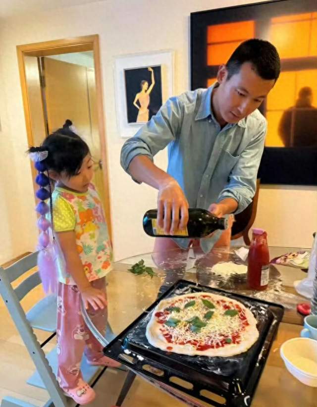朱珠晒老公和女儿一起做披萨，父女互动有爱，5岁珠宝越来越漂亮