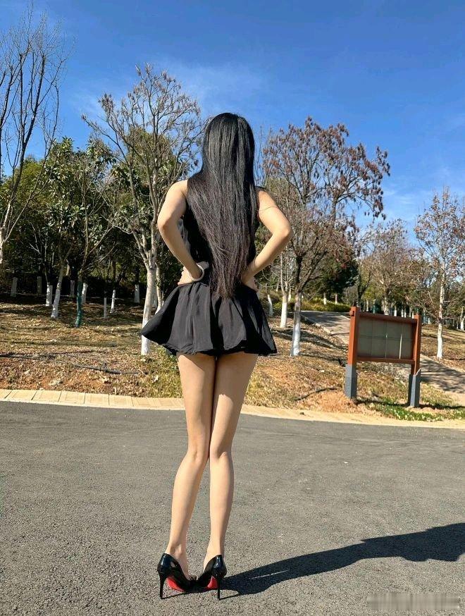 《股市早评》一、财经消息1、美股三大指数收盘涨跌不一 ，光通信、芯片、半导体设备