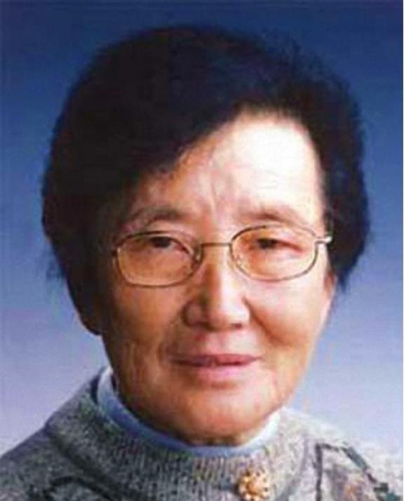 1955年，武汉1女大学生放弃城市工作，连夜出逃奔赴新疆。母亲气得生了大病，父亲
