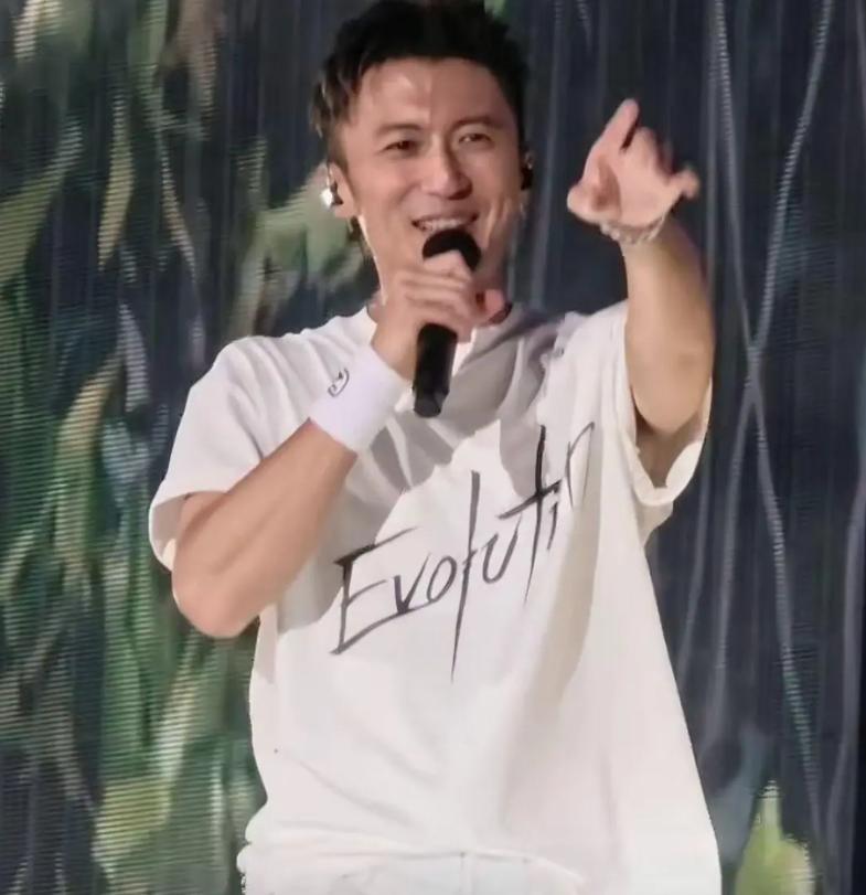 王菲和谢霆锋的新瓜，有点炸！

谢霆锋北京鸟巢演唱会，隔了23年才回来。
唱到《