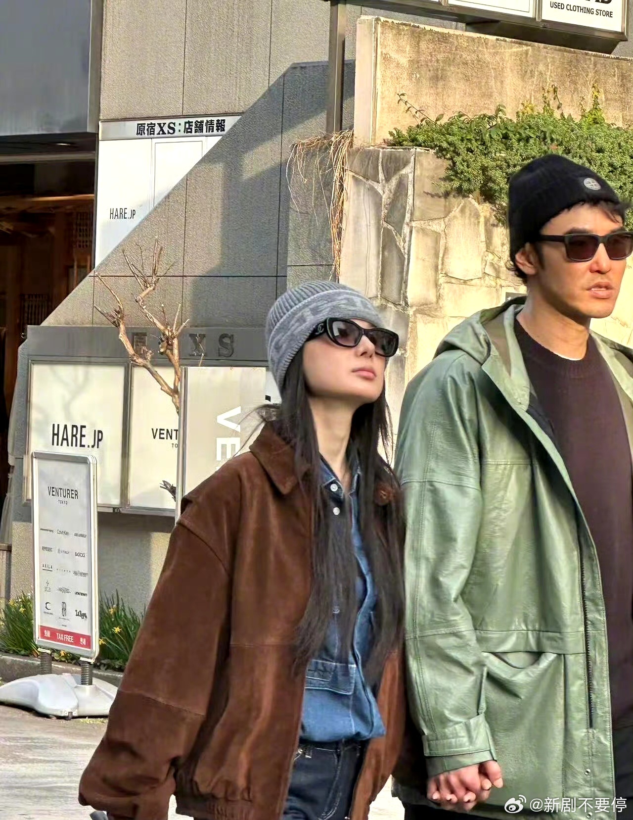 阮经天和女友十指紧扣逛街43岁阮经天东京街头与小20岁女友十指紧扣，混血颜女友正