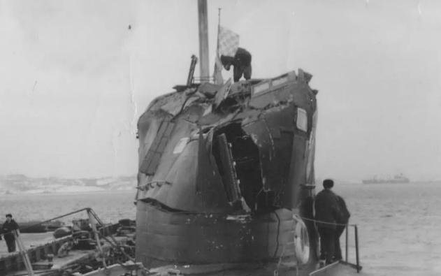 1984年 ，苏联核潜艇跟踪美国航空母舰，一不小心，两个庞然大物进行了“亲密接触