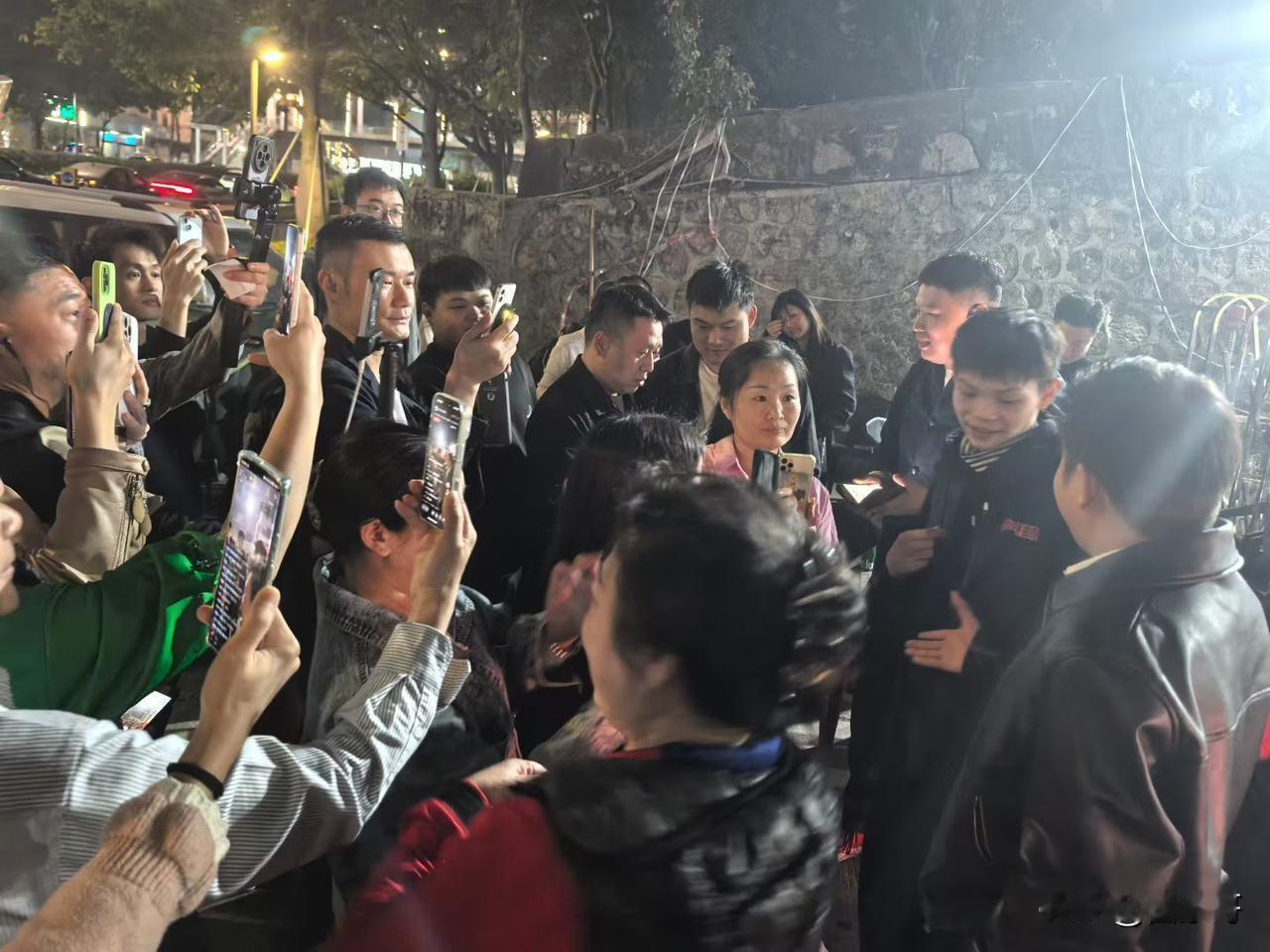 老乡，别光顾着拍照啊，每人至少卖一只鸡吧。
这是深圳少年烤鸡老板小陈出名后，被热