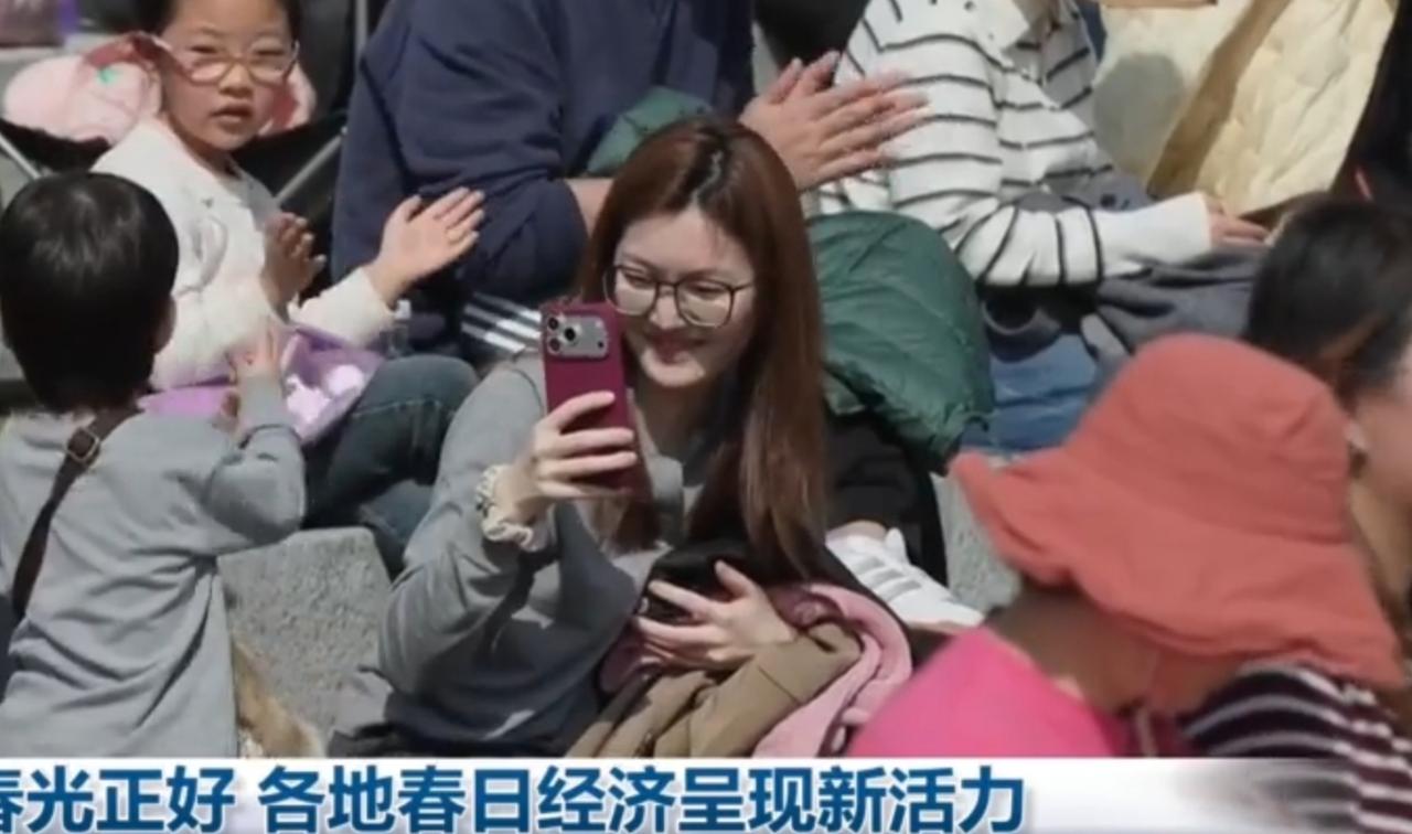 春风送暖，万物复苏，神州大地繁花盛开。牡丹雍容绽放，郁金香红白相间，梨花如雪如云