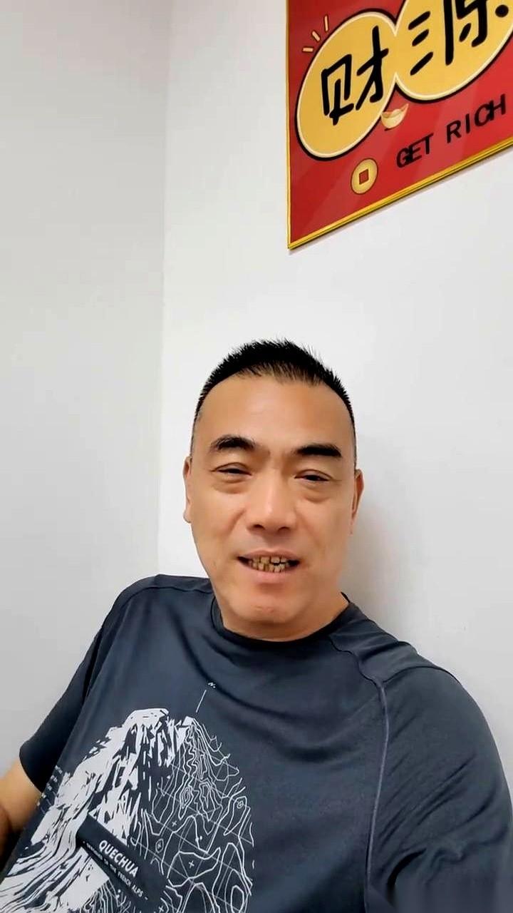 全城狂欢。几万人把体育场喊得地动山摇，沈阳对大连，辽宁德比。
丁哥没去。
他说走