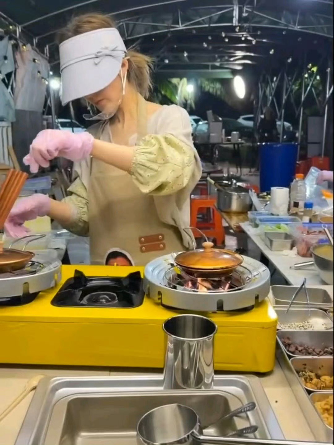 赵露思在海南摆摊卖蛋烘糕，还请路人吃冰糖葫芦了，好鲜活的露思，全世界都在偶遇这个