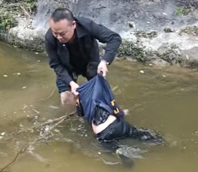 刚刚天气暖和一点，就发生这样的事情：3月29日下午，淅川的夏先生、党先生一行人在