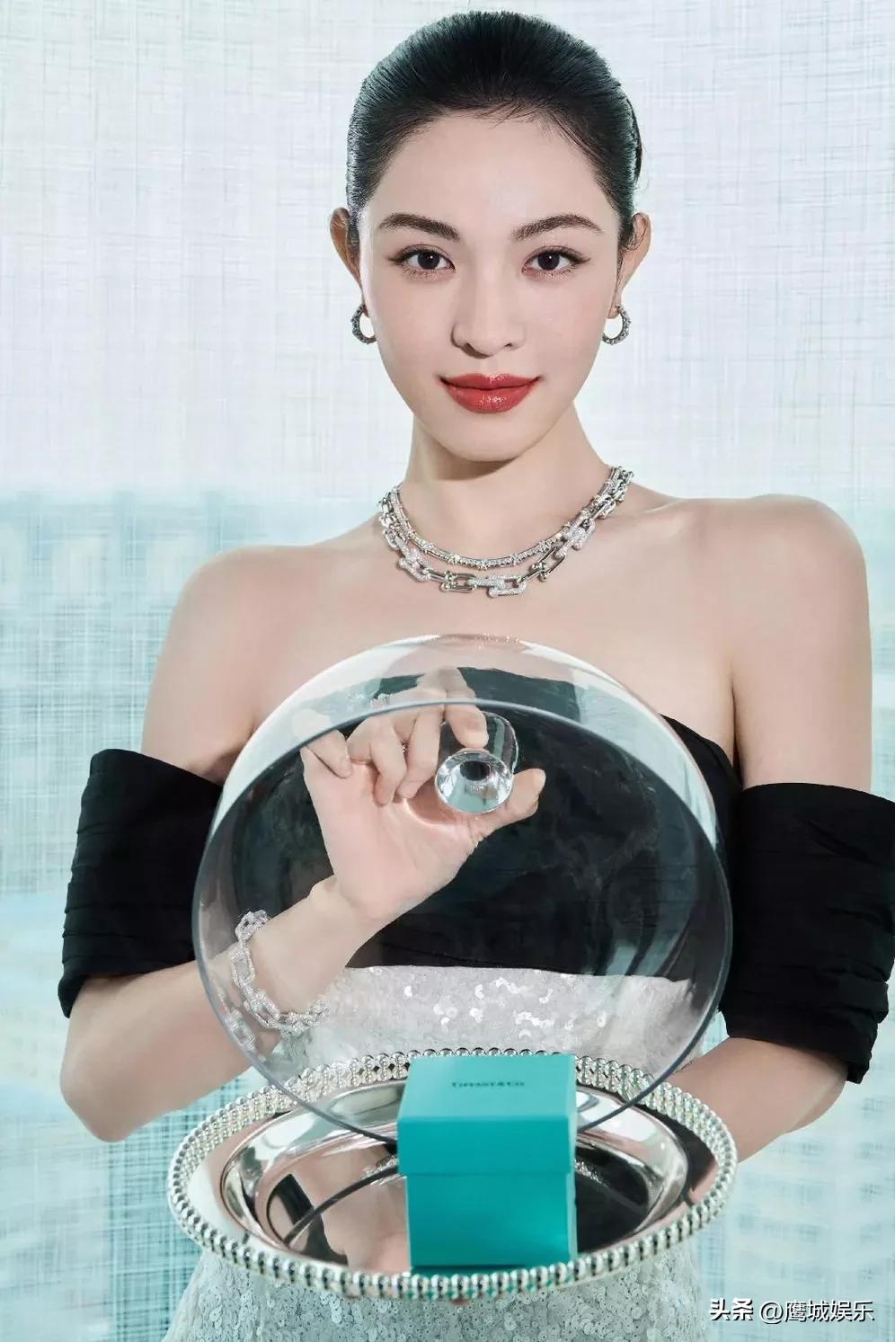 钟楚曦复古盘发杀疯了！32岁辣妈的"直角肩养成术"
 
钟楚曦最新复古写真炸翻全