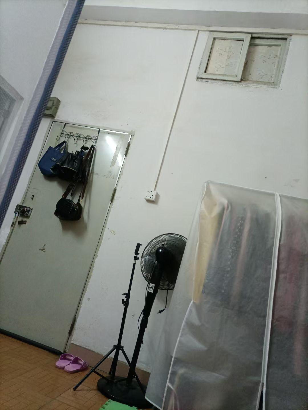 现在这个社会，还有哪个女人没有一百几十套衣服的？我说我冬天和夏天的衣服加起来20