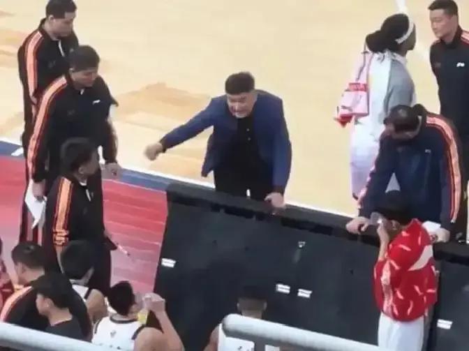 外援教教练画战术，杜锋真放权了？
 
CBA最新一轮，萨林杰站在场边比手势，杜锋