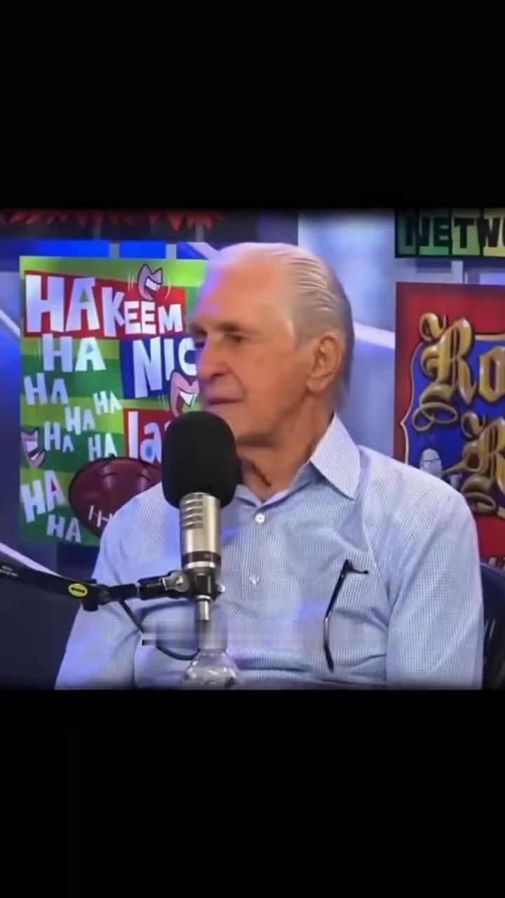 莱利道歉。
热火教父莱利受访敞开心扉，主动揽下和老詹过往矛盾的责任。帕特莱利在最