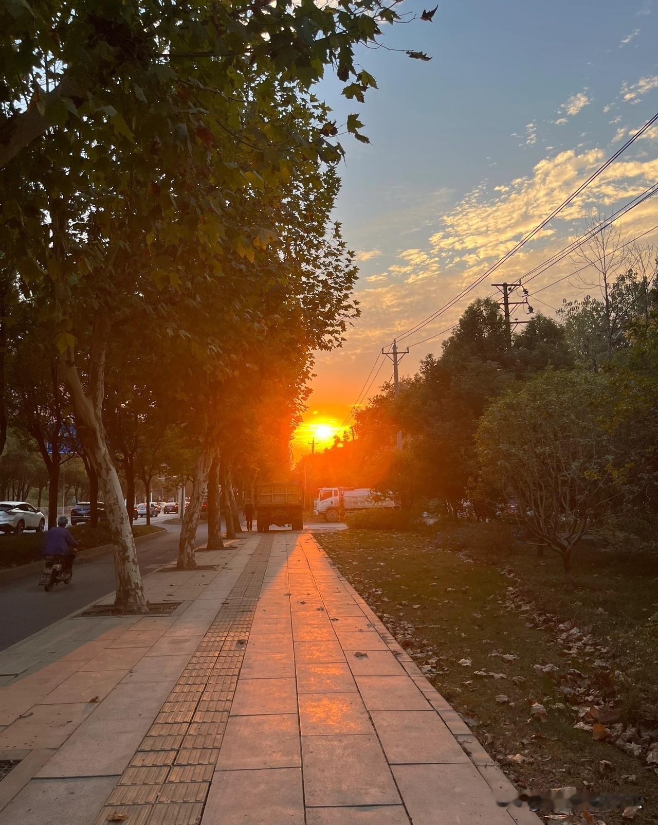 “我翻遍他手机，也翻不回我们的昨天。
三年后的今天，我们正坐在她用离婚财产买的新