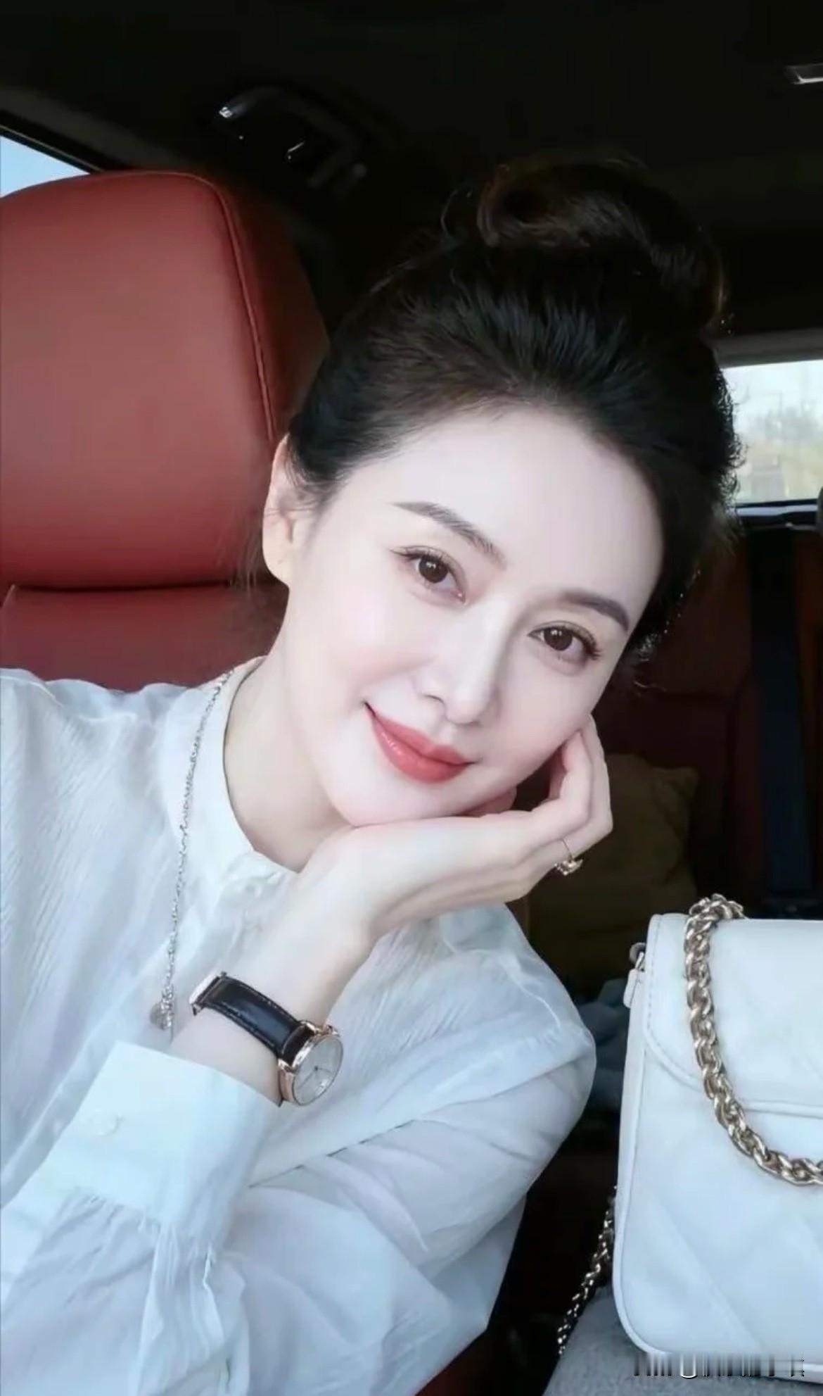 胸中才情是你的底气，眼底温柔是你的风情，两者相融，便是让人一见倾心的缘由。今日特