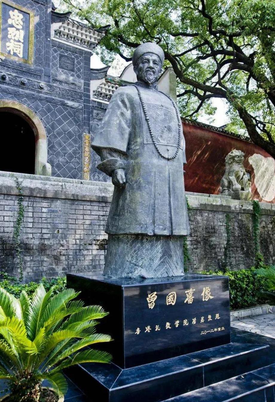 攻克南京、手握重权、家族声势达到顶峰，曾国藩却没有半分得意，反倒心生警醒。他独坐