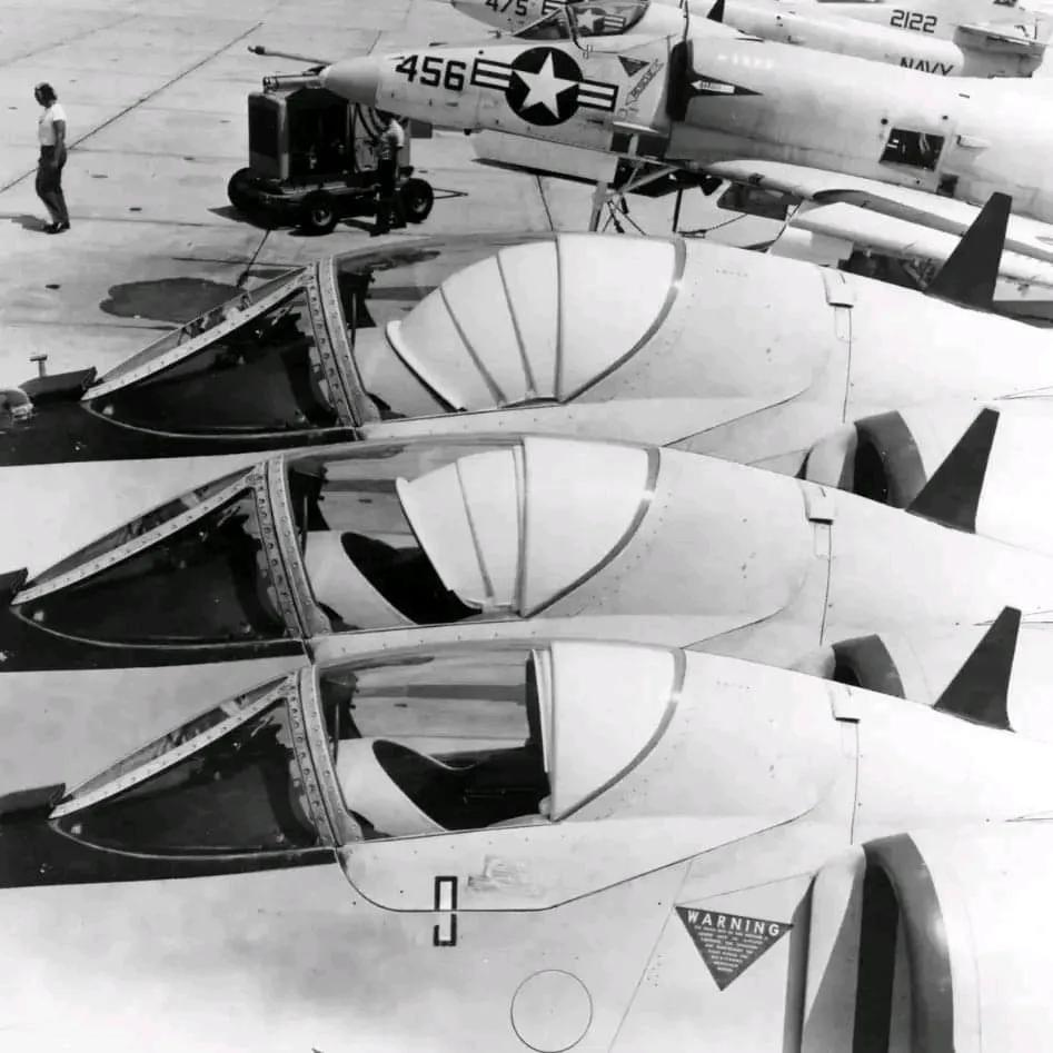 #岁月留影# A-4E VA-44驾驶舱核防护罩。

这是一架美国海军攻击中队V