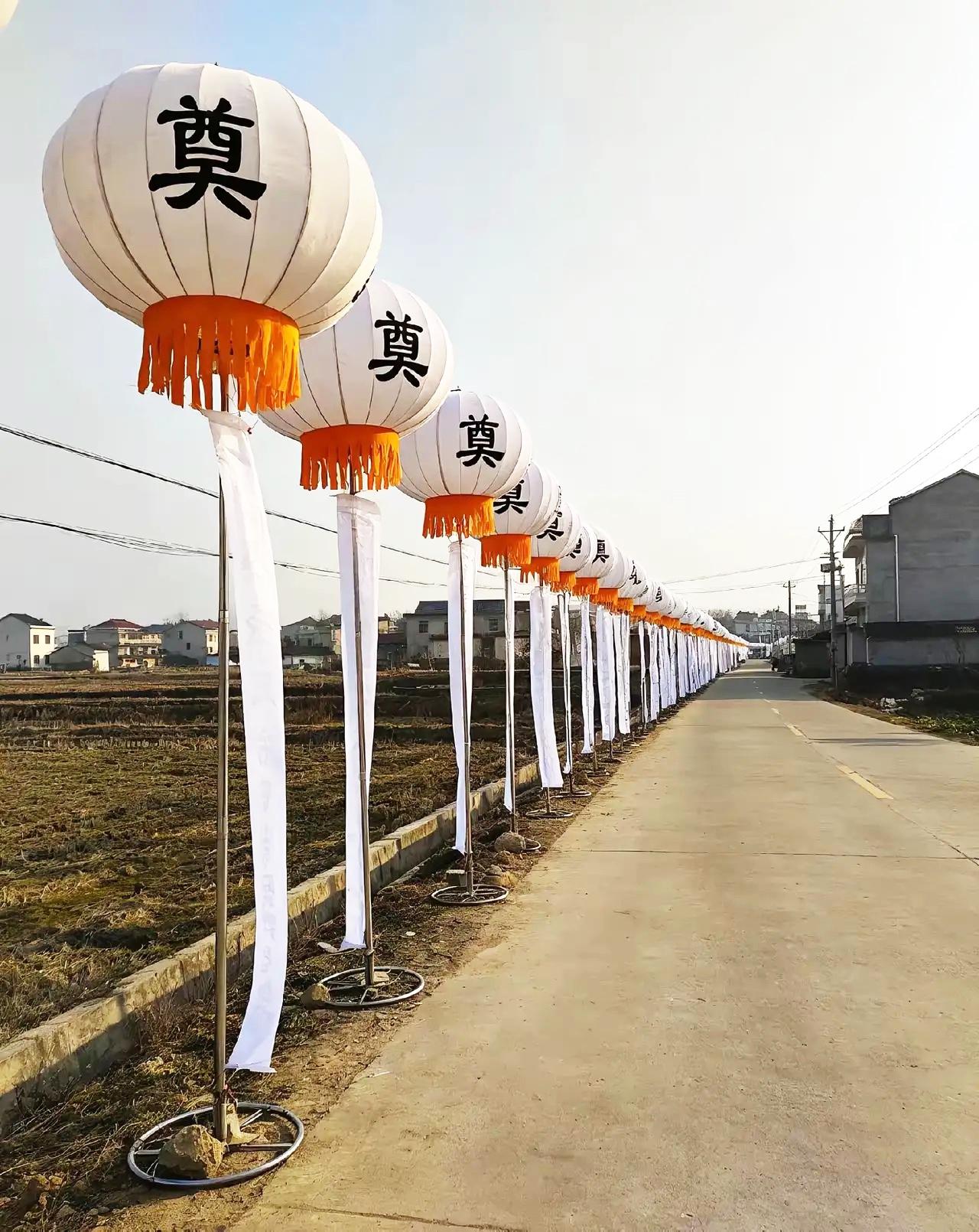 湖南祁东百米白事灯笼占马路这事，
必须一查到底，绝不能拆完就了事！
移风易俗喊了