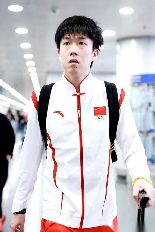 我跟你说，当王楚钦大比分2-1领先的时候，我手心都攥出汗了。
那一刻，我真以为他