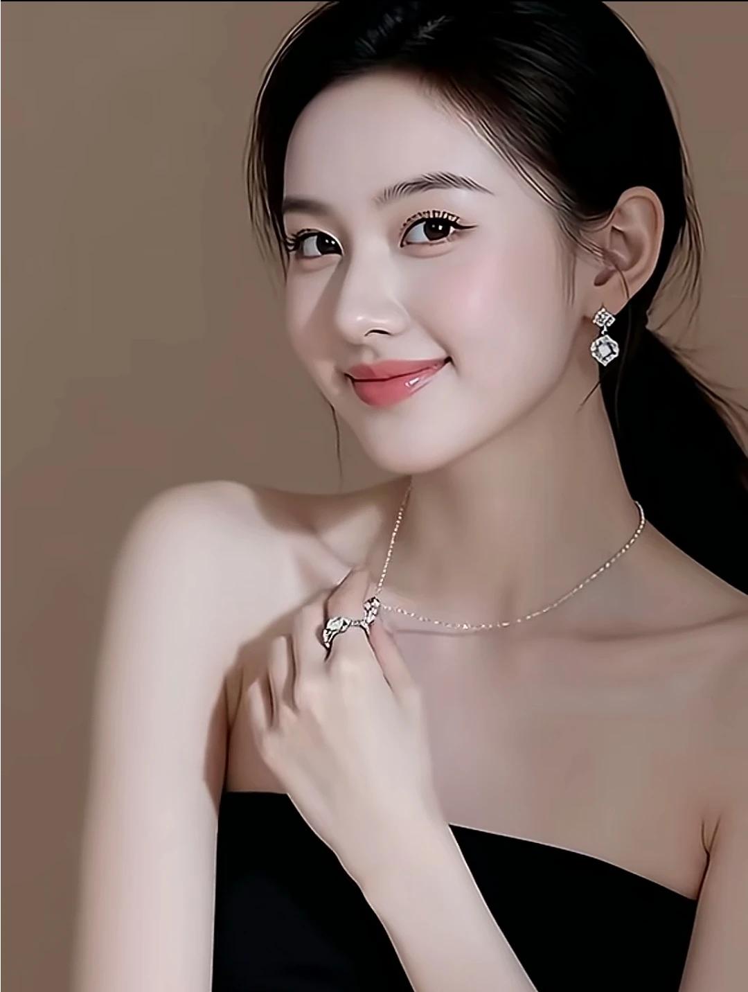 眼睛是心灵的窗户。能够从眼睛中，能够从眼神中，看出她的情，她的爱，她的恨，她的怨