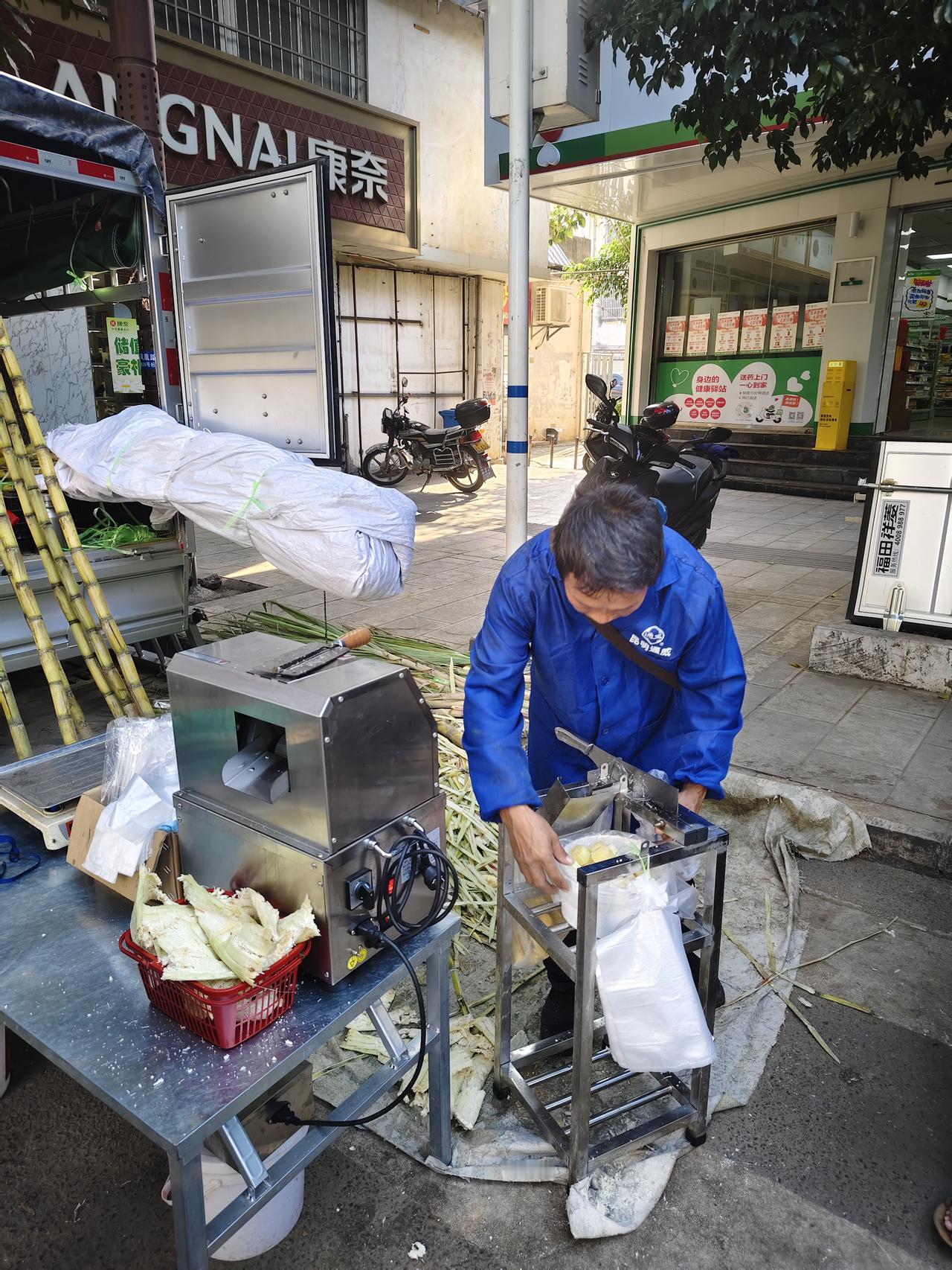 元江街头的那杯甜水
到了70岁年龄的我，是不怎么吃甜食的，更不喝甜的饮料。可我在