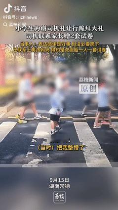 “这下后悔了吧！”湖南常德，一男子驾车途中，看到学生们要从斑马线上走，他提前踩刹