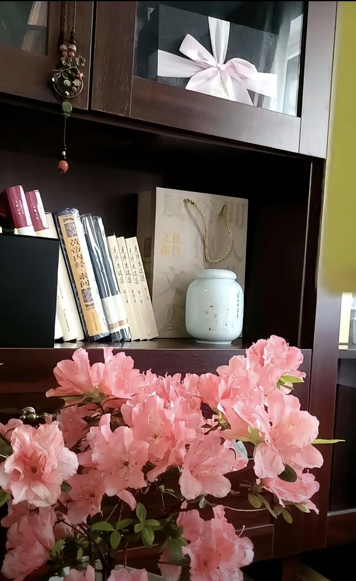 姐姐们家人们早晨好；现在早晨4点多了，姗姗翻来覆去睡不着啊，
看到有个直播间主播