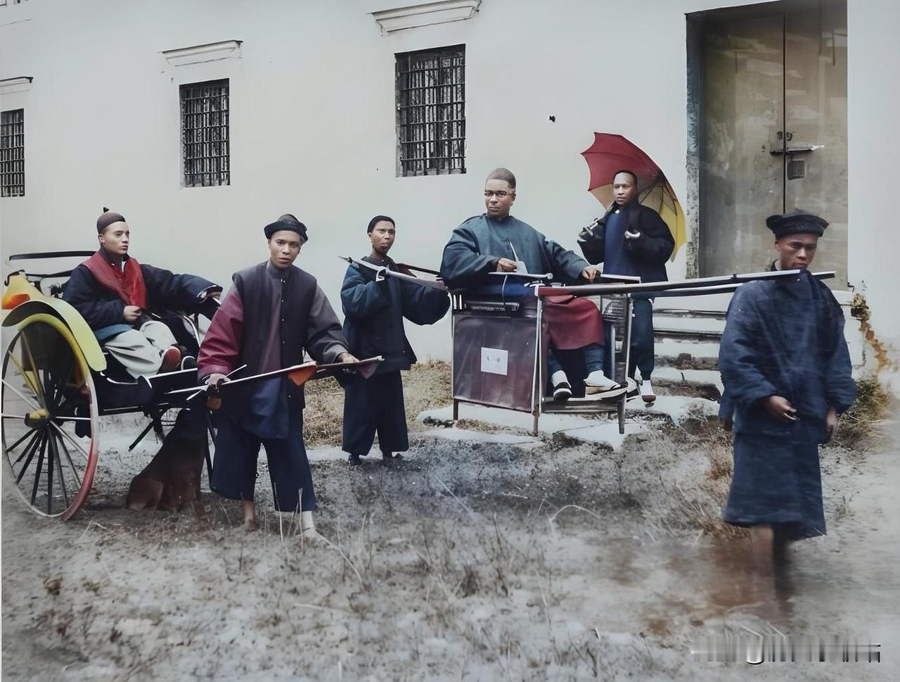 1880年，能看见两种不一样的交通工具：一种是没顶的简易轿子，木头架子搭的，两边