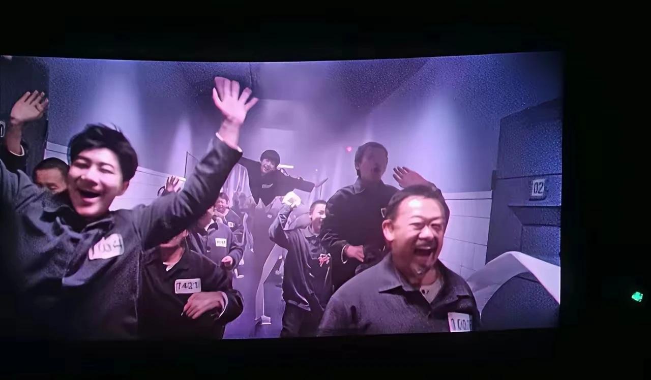 即使被喷，我也要说！

预期太高，结果有点失望！

单纯从电影角度（不掺杂政治）