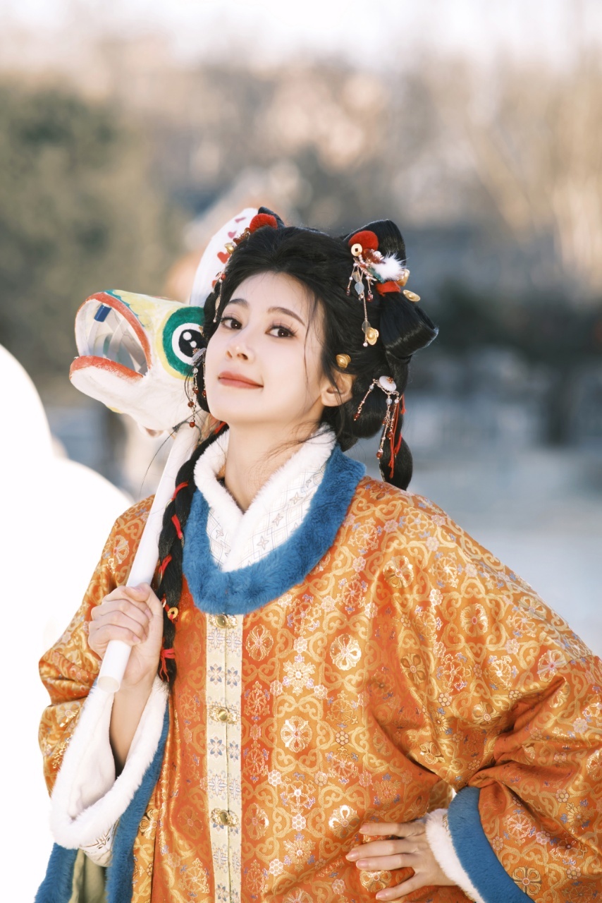 #赵昭仪好运瑞兽妆# #赵昭仪这分明是祥Ray# 的过年造型更新了，红艳喜庆的国
