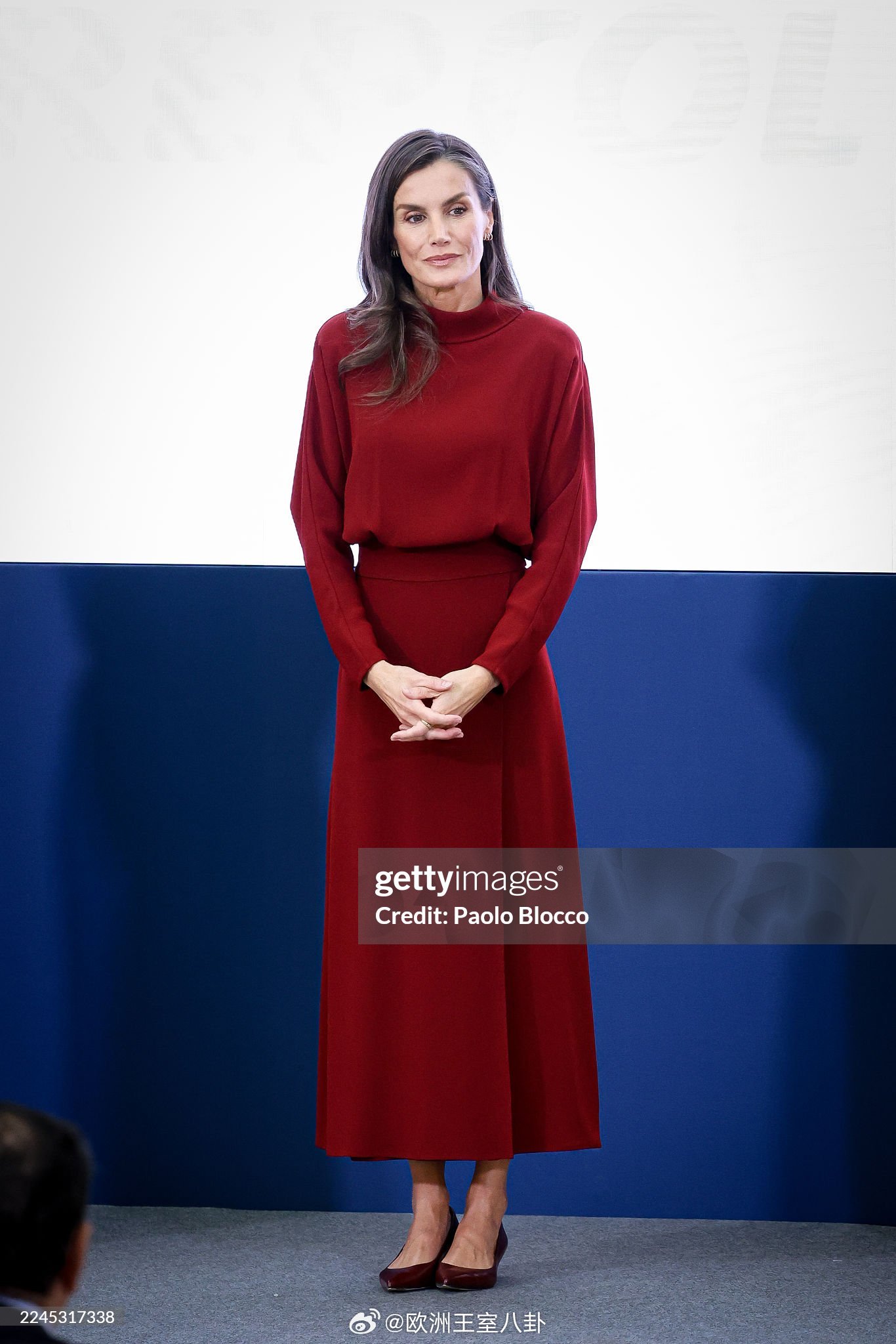 11.6 西班牙王后莱蒂齐亚出席颁奖礼，红裙来自Massimo Dutti。收工