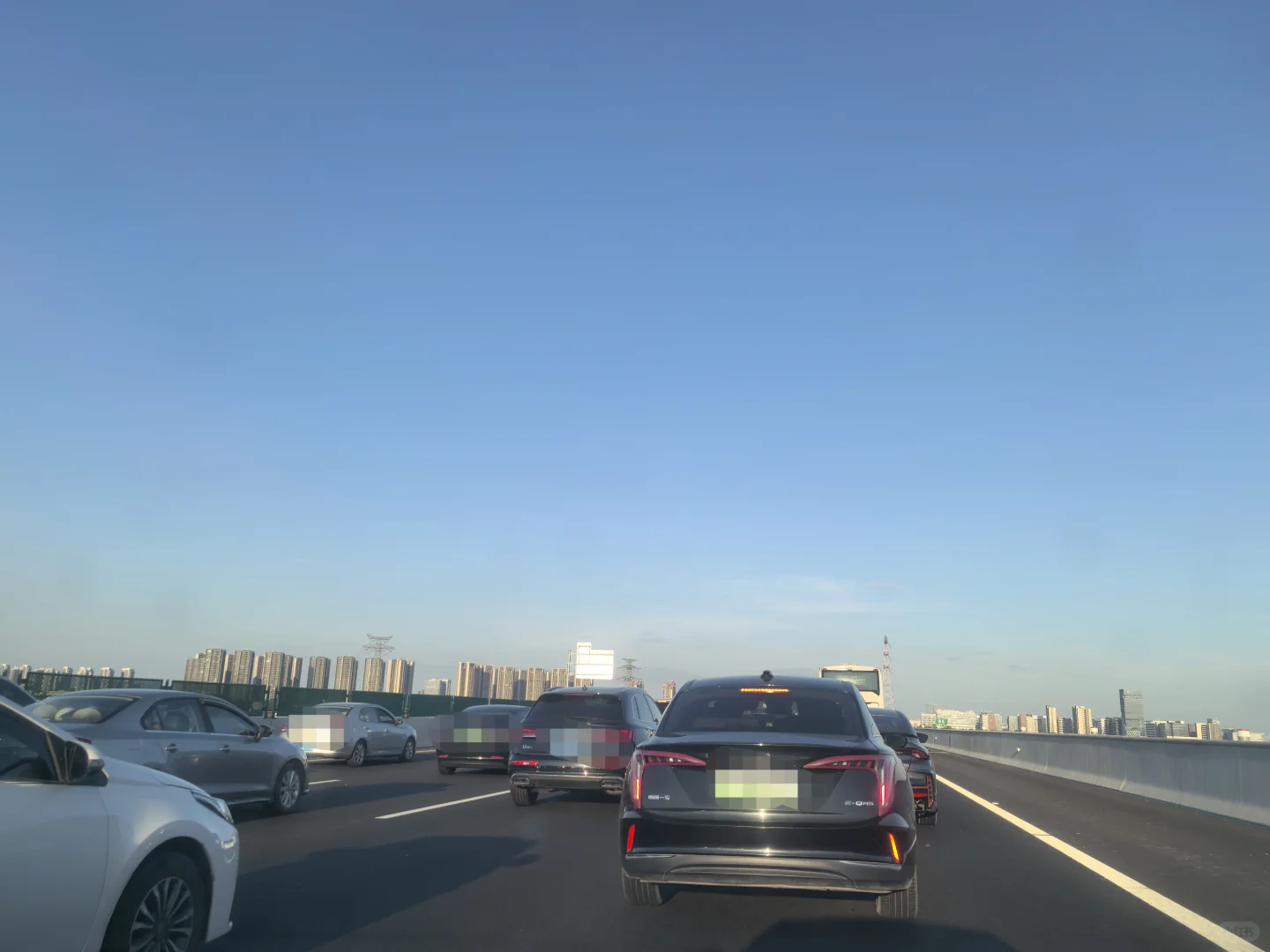 深中大桥怎么还那么堵呀，干嘛国庆期间修路