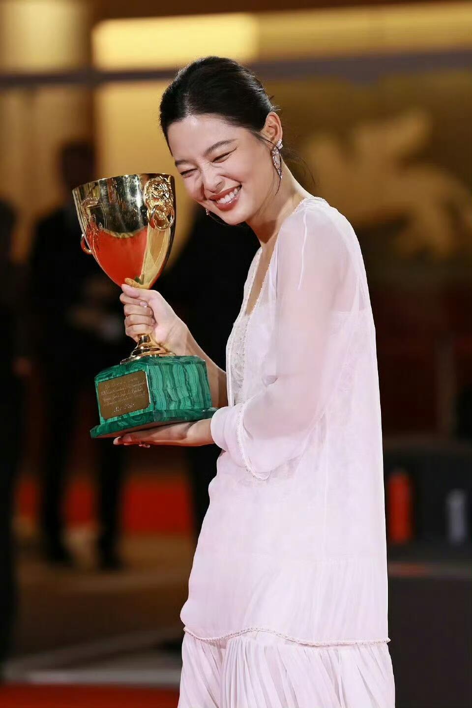 82届威尼斯电影节最佳女演员:辛芷蕾vouge单封可以安排上了[送花花] ​​​