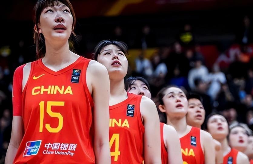 在巴黎奥运会前夕的紧张备战阶段，中国女篮迎来了一场至关重要的热身赛。尽管此次赛事