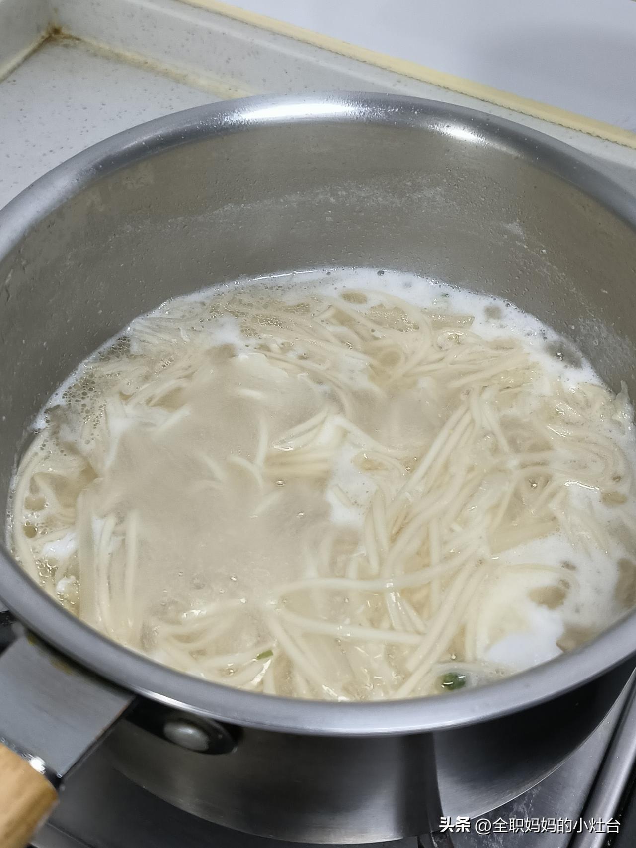 关于全职妈妈这个话题，我有一些自己的看法:

做全职妈妈，从来不是妥协，而是选择