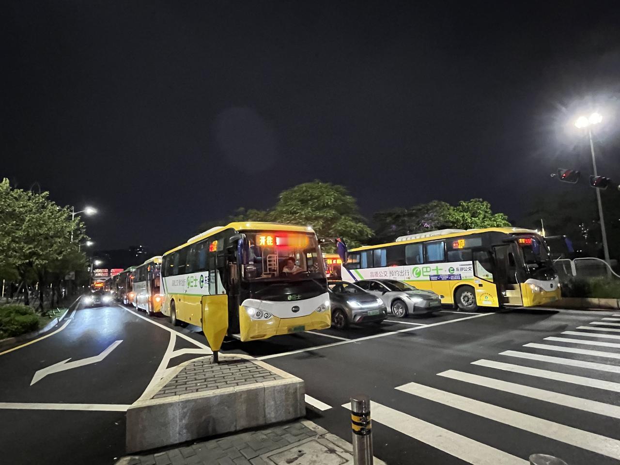 一场演唱会出动多少辆公交车，还是免费乘坐的！
