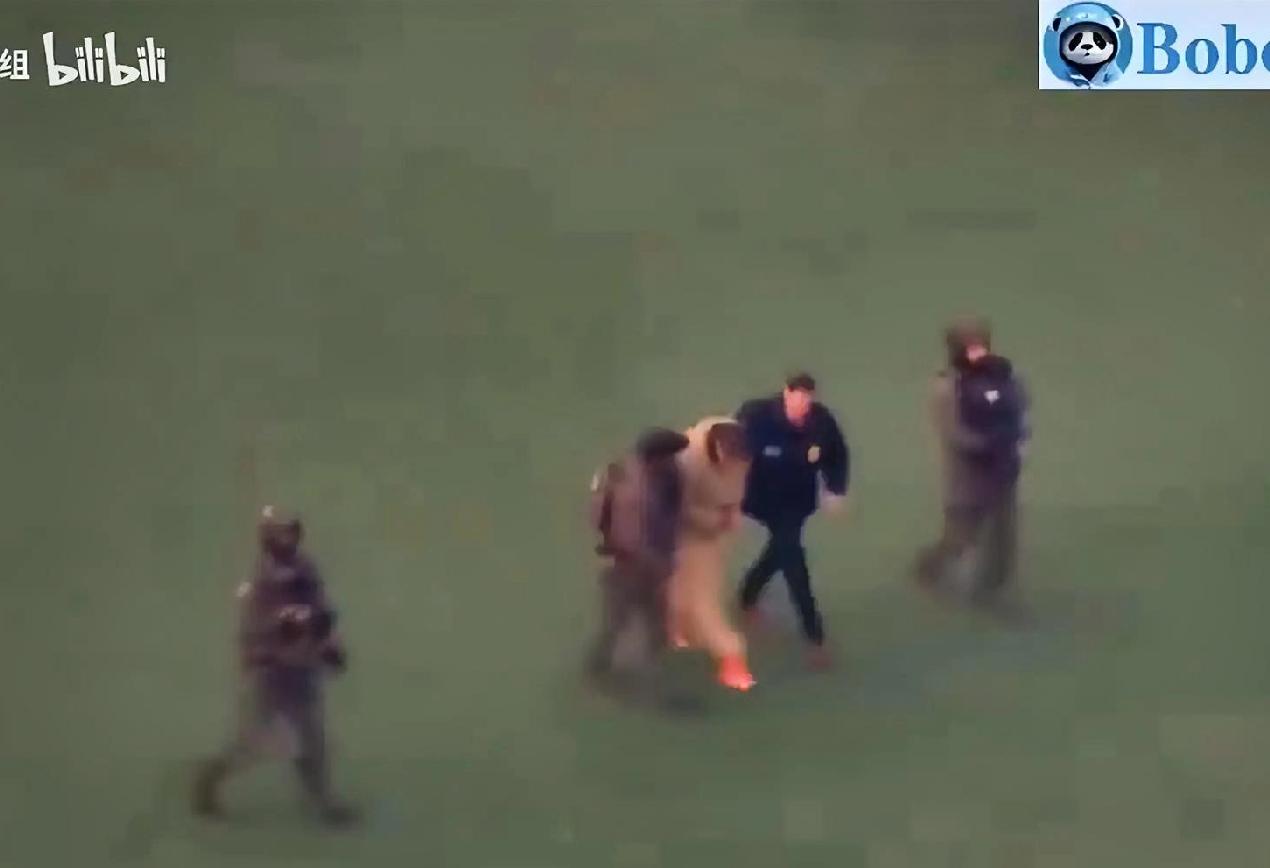 美国这次搞马肚罗并威胁古巴，哥伦比亚，特朗普就是利用鹅乌之机，有样学样的违反国际