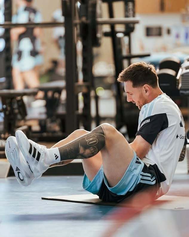 TyC｜🏋️🇦🇷 国家队在堪萨斯城为备战2026年世界杯进行的首次训练。阿