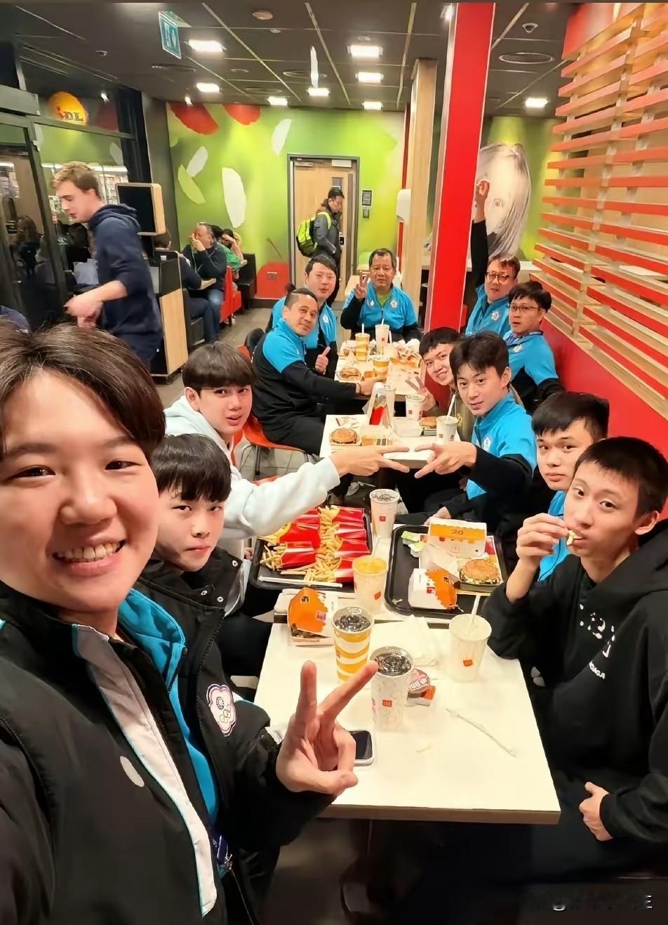 中国台北队3:2打赢瑞典队后，去快餐店庆祝！

大家点了汉堡可乐，
算给自己加餐