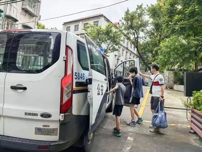 俩娃千里投亲被弃广州，断粮数日瘫坐楼道，民警破门那刻，所有人都沉默了...

你