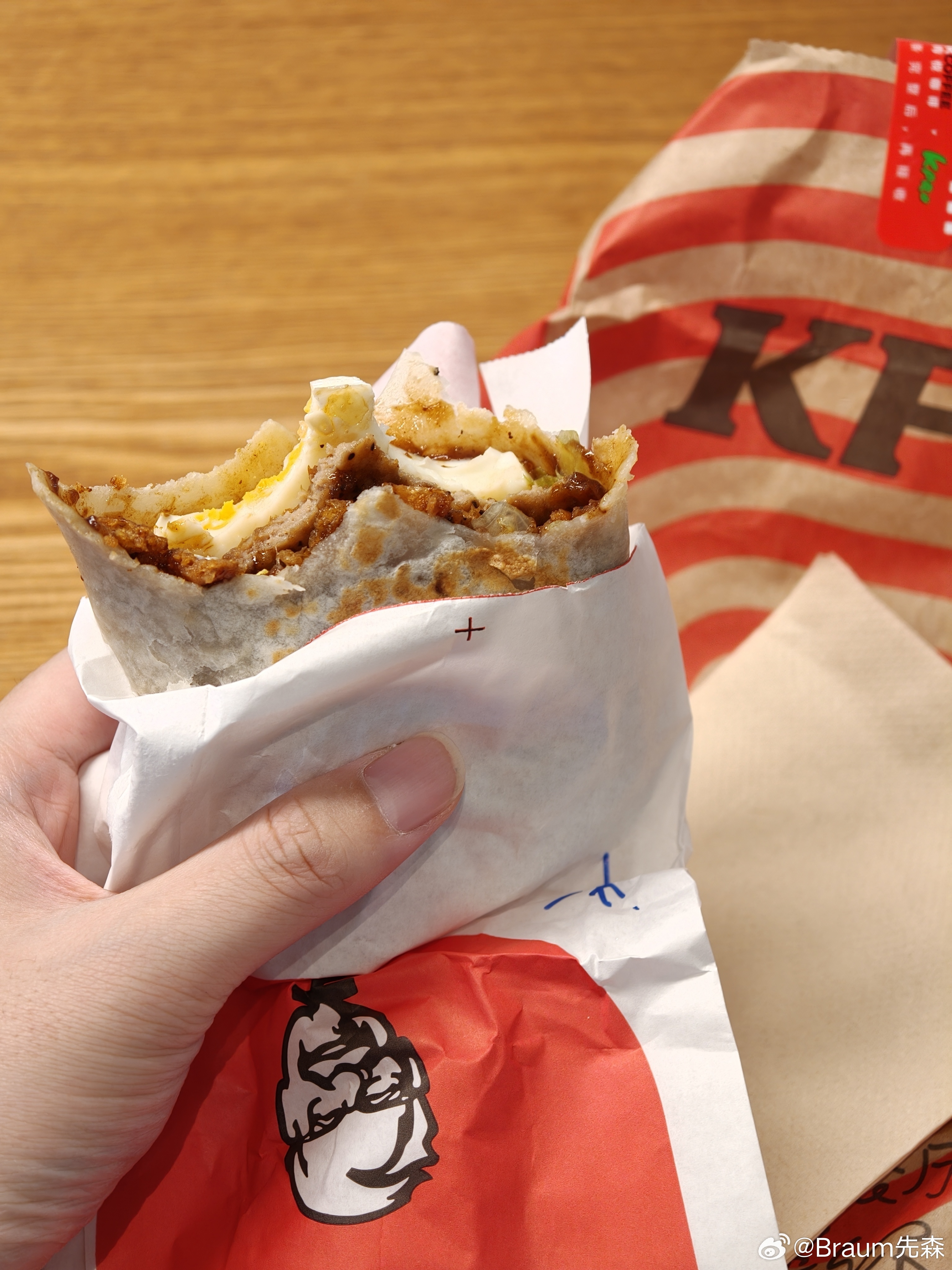 现在肯德基的早餐体验也太差了，进来20分钟被同一个大姨推荐了两遍大神卡.....