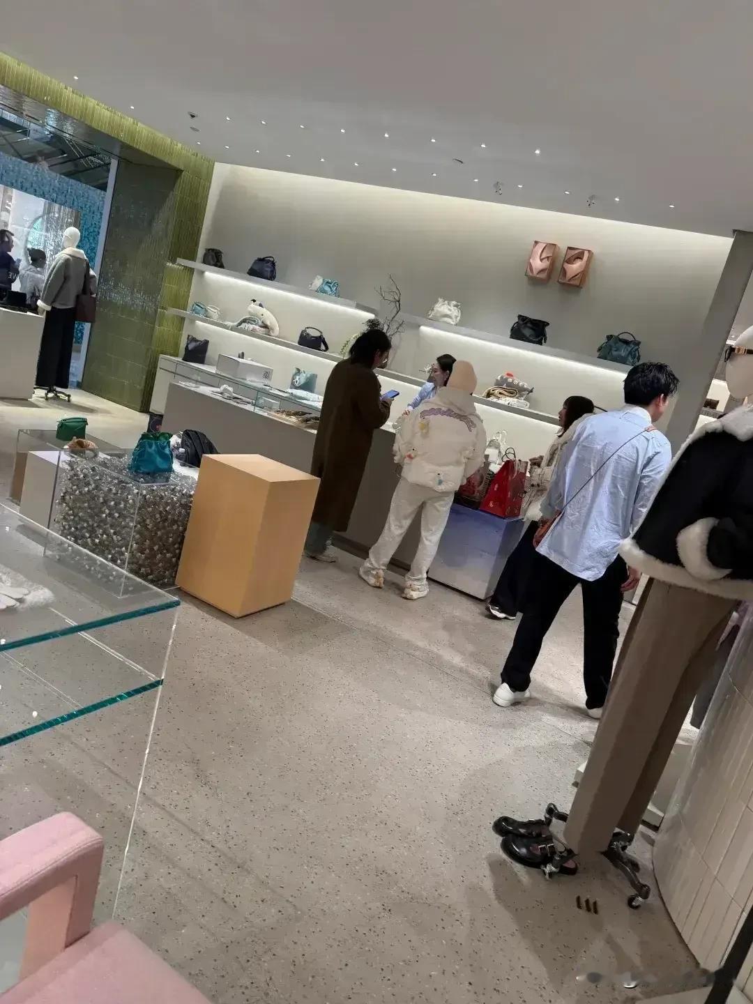 今天，全红婵再次成为舆论焦点。在北京SKP高端商场，她与队友悠闲购物，有的网友说