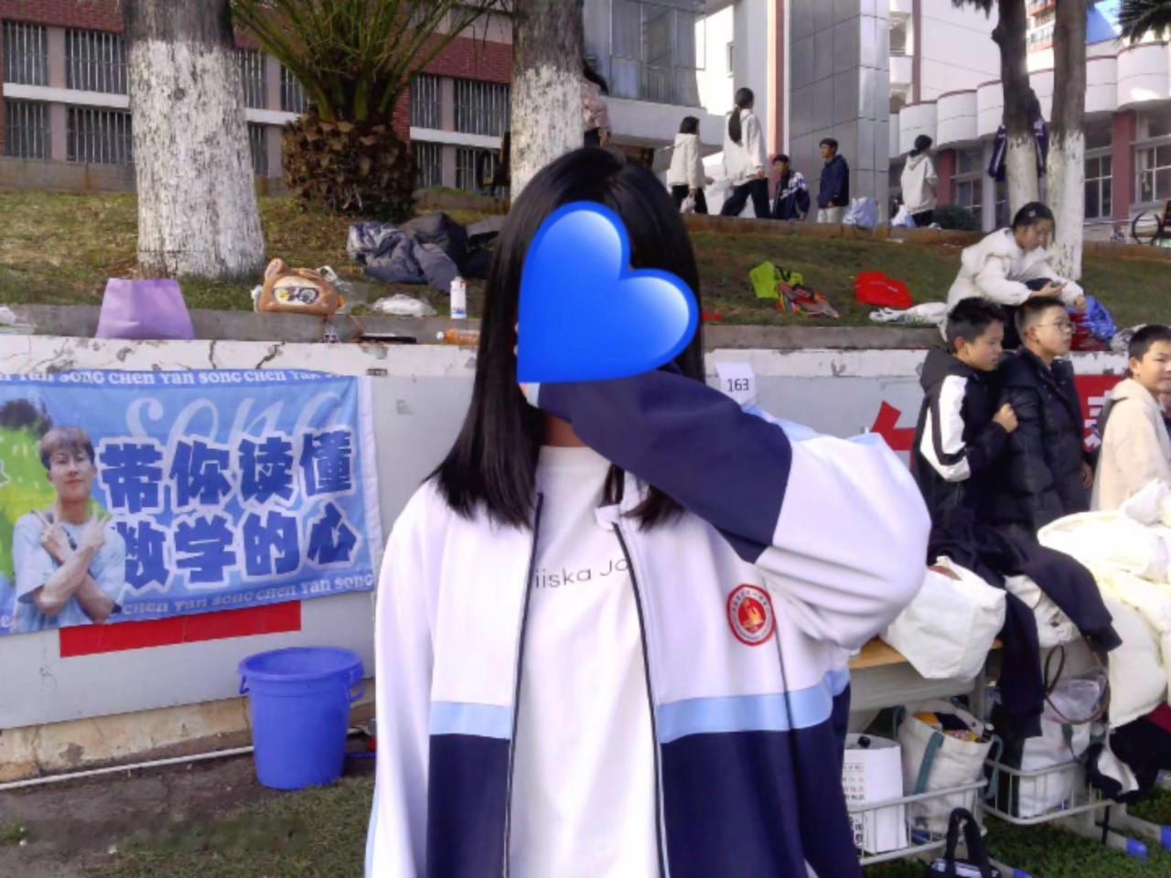 我想我们一起回到那个秋天 回到那一年 在操场上散散步 在走廊上聊聊八卦 我还想看
