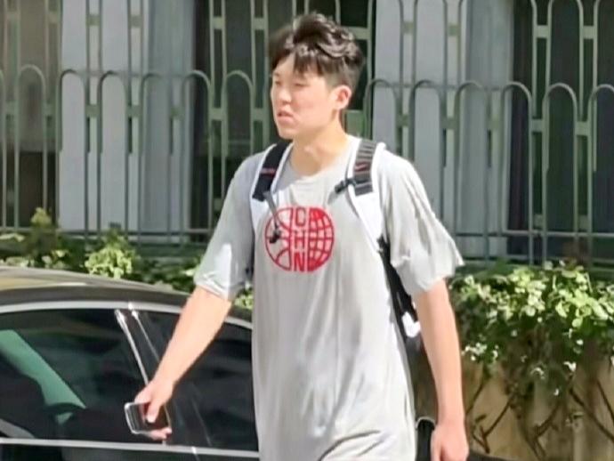 杨瀚森迎第三任主教练，有望是机会

杨瀚森加盟开拓者后，已经经历了两任主教练，起